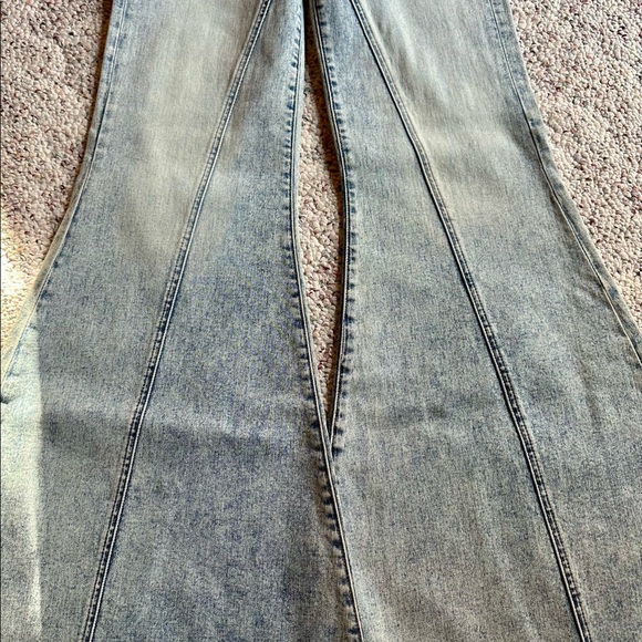 Alice + Olivia Gray Flare Jeans - Picture 3 of 7